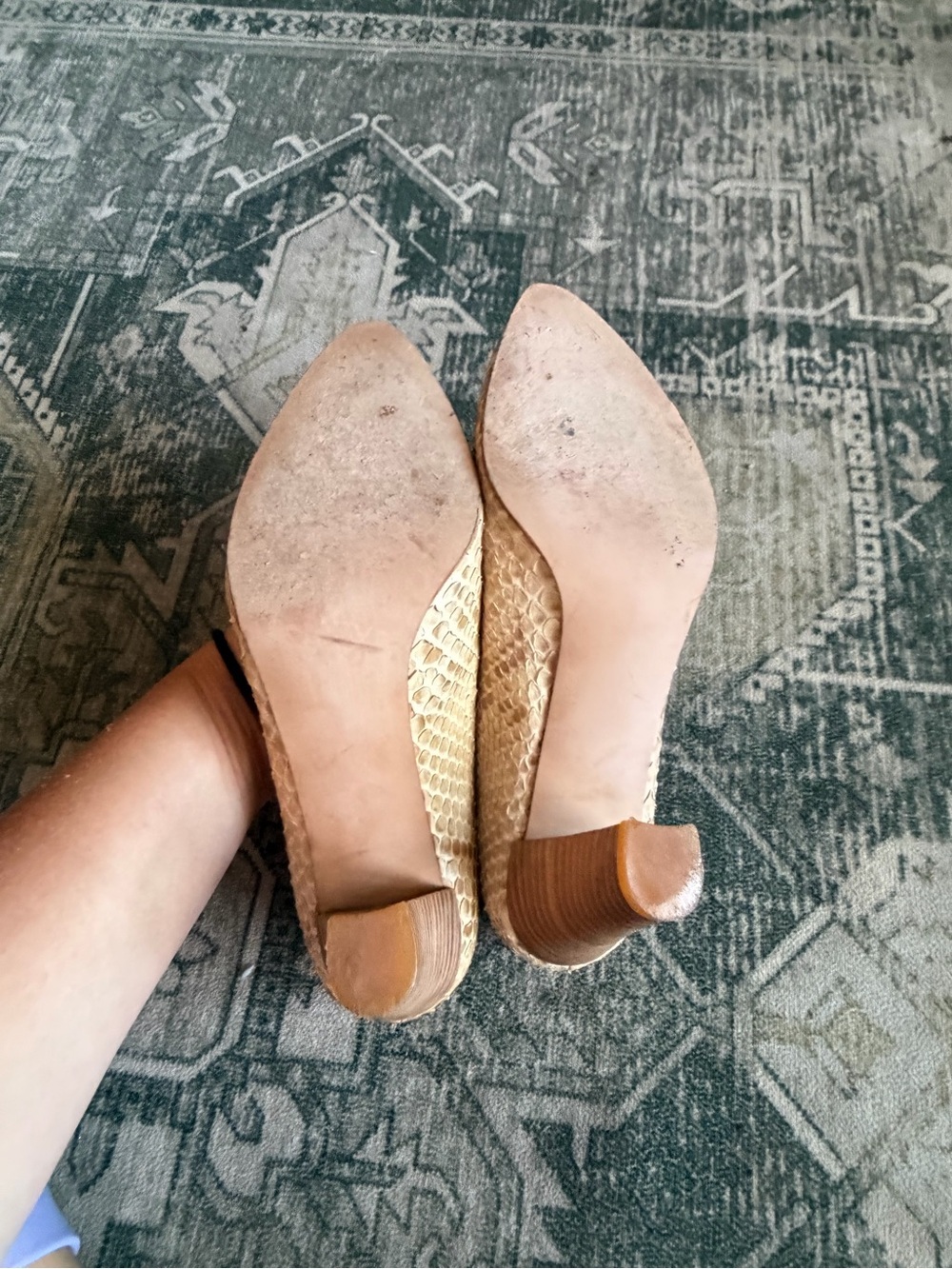 Stuart Weitzman women’s vintage pointy-toe pumps snakeskin-embossed size 7.5 - Picture 7 of 8